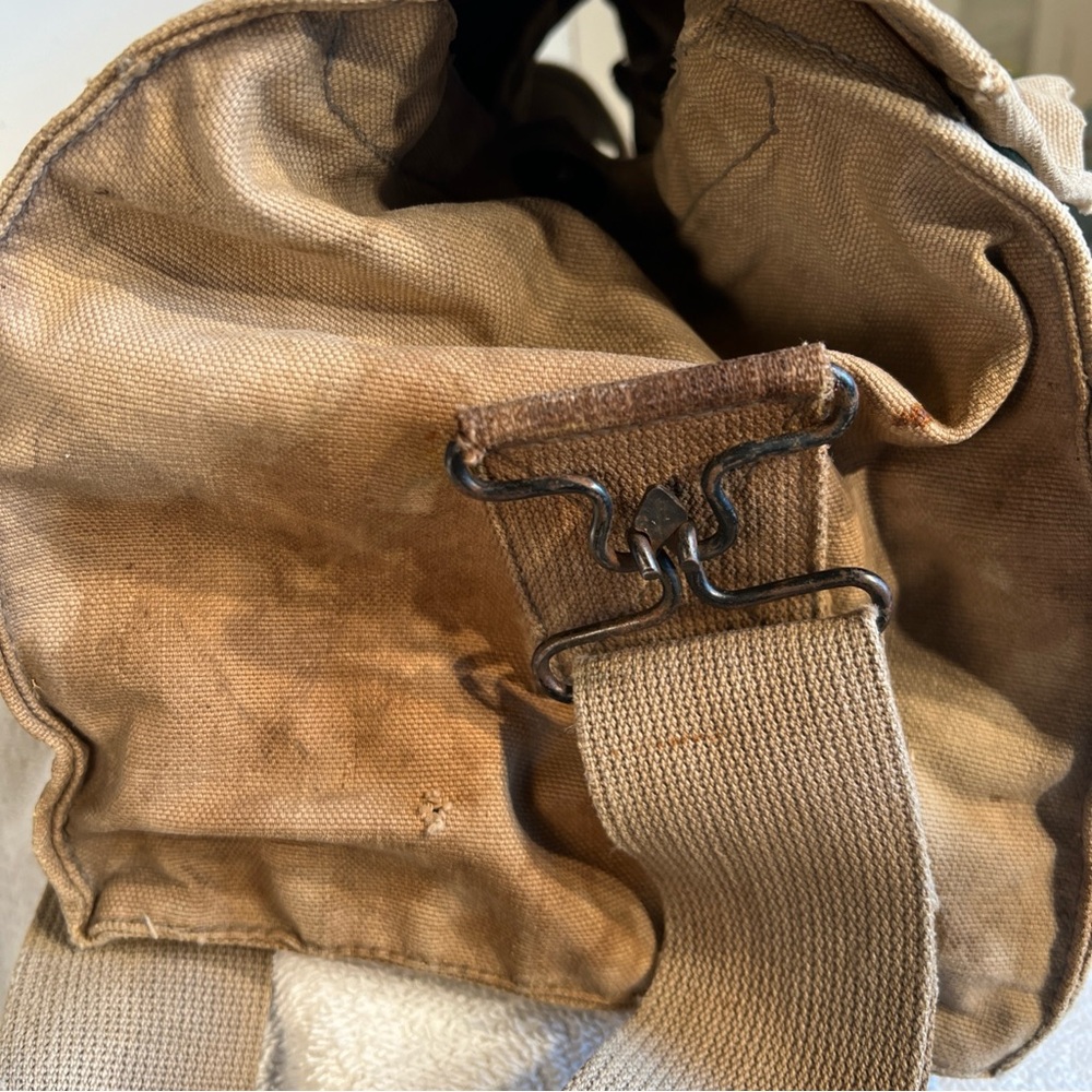 ORIGINAL MILITARY  WW II US NAVY ND MARK IV GAS MASK CARRY BAG - Picture 9 of 12